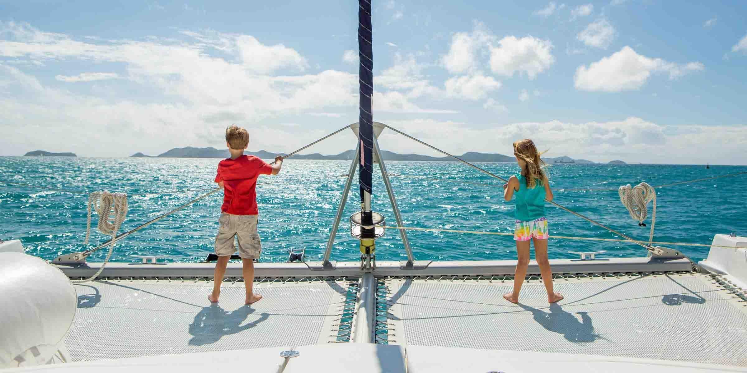 Enfants sur le trampoline d'un catamaran Moorings aux îles Vierges britanniques