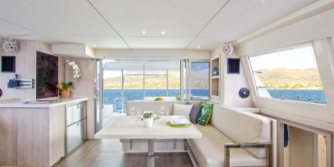 Moorings 4000 salon