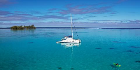 sailing catamaran in Tahiti with kayak 