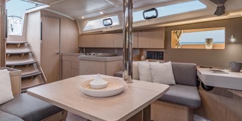 Moorings 42.1 saloon